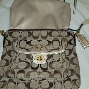 🌟Authentic Coach Signature Turnlock Crossbody! 🌟
